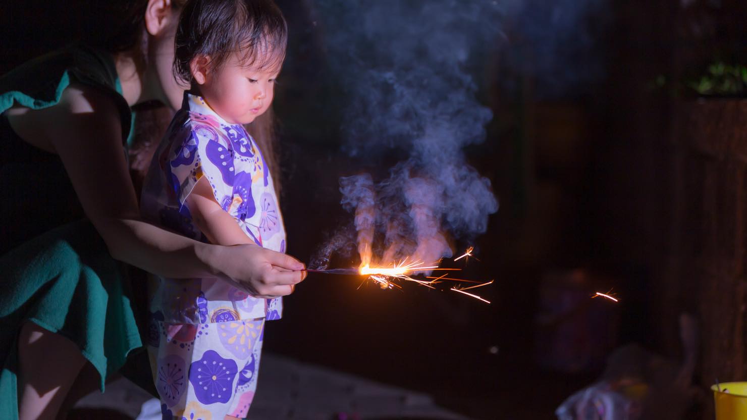 ホームズ 花火をお家で楽しもう こだわりの手持ち花火の紹介と用意すべき道具 暮らし方から物件探し